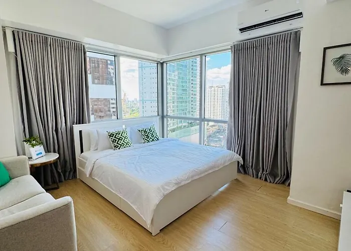 Avant At The Bgc With King Bed And Motorized Curtains & 65 In Tv Apartment Manila
