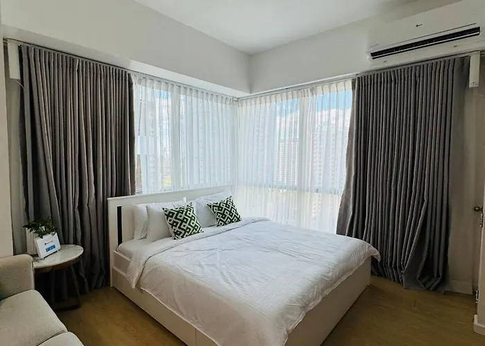 Avant At The Bgc With King Bed And Motorized Curtains & 65 In Tv