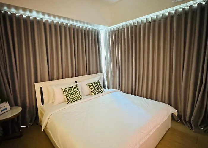 Apartment Avant At The Bgc With King Bed And Motorized Curtains & 65 In Tv