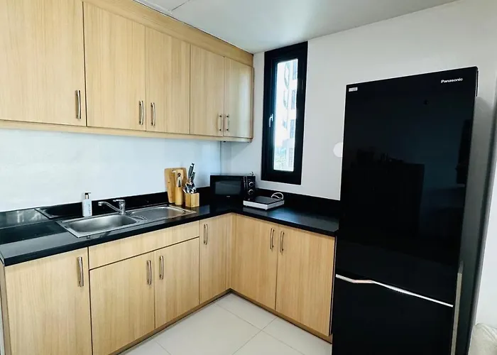 Apartment Avant At The Bgc With King Bed And Motorized Curtains & 65 In Tv Manila