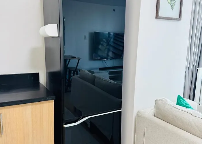 Avant At The Bgc With King Bed And Motorized Curtains & 65 In Tv